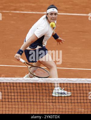 Tunesischer Tennisspieler Ons Jabeur in Aktion bei den French Open 2024, Roland Garros, Paris, Frankreich. Stockfoto