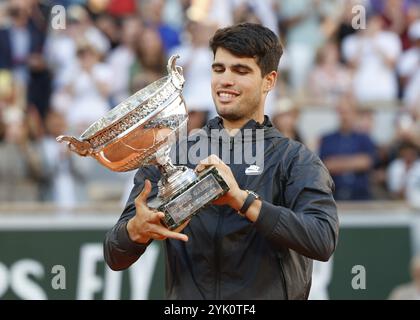 Der Gewinner der French Open 2024 Carlos Alcaraz mit der Trophäe in Roland Garros, Paris, Frankreich. Stockfoto