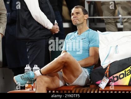 Ein trauriger Rafael Nadal sitzt auf der Bank, nachdem er sein Spiel bei den French Open verloren hatte, Roland Garros, Paris, Frankreich. Stockfoto