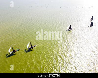 Traditionelle friesische Segelschiffe mit flachem Boden bei einem jährlichen Wettkampf auf dem Ijsselmeer in den Niederlanden Stockfoto