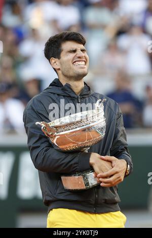 Der Gewinner der French Open 2024 Carlos Alcaraz mit der Trophäe in Roland Garros, Paris, Frankreich. Stockfoto