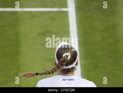 Rückansicht der kasachischen Tennisspielerin Elena Rybakina bei den Wimbledon Championships 2024 in London, England, Großbritannien, Europa Stockfoto