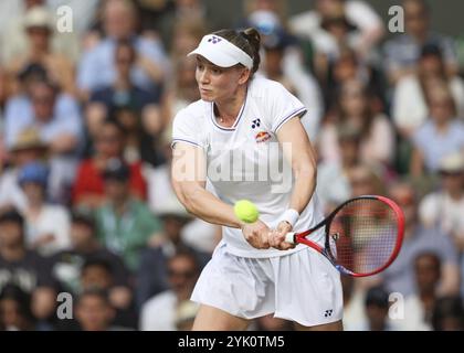 Die kasachische Tennisspielerin Elena Rybakina im Einsatz bei den Wimbledon Championships 2024 in London, England, Großbritannien, Europa Stockfoto