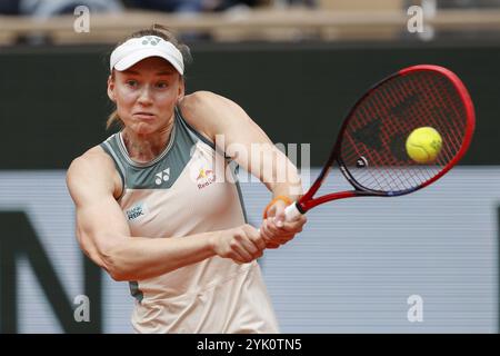 Die kasachische Tennisspielerin Elena Rybakina in Aktion bei den French Open 2024, Roland Garros, Paris, Frankreich. Stockfoto