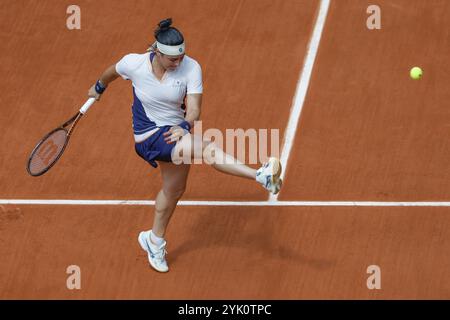 Tunesischer Tennisspieler Ons Jabeur in Aktion bei den French Open 2024, Roland Garros, Paris, Frankreich. Stockfoto