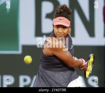 Die japanische Tennisspielerin Naomi Osaka in Aktion bei den French Open 2024, Roland Garros, Paris, Frankreich. Stockfoto