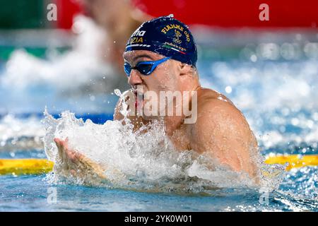 Simone Cerasuolo von GS Fiamme Oro tritt bei den 100 m Brustschlägen der Männer während der italienischen Winterschwimmen-Meisterschaft im Stadio del Nuoto in Riccione (Italien) am 14. November 2024 an. Stockfoto