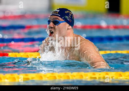 Simone Cerasuolo von GS Fiamme Oro tritt bei den 100 m Brustschlägen der Männer während der italienischen Winterschwimmen-Meisterschaft im Stadio del Nuoto in Riccione (Italien) am 14. November 2024 an. Stockfoto