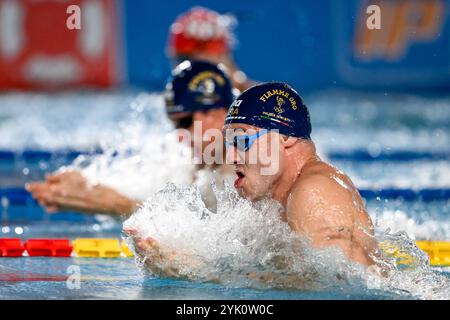 Simone Cerasuolo von GS Fiamme Oro tritt bei den 100 m Brustschlägen der Männer während der italienischen Winterschwimmen-Meisterschaft im Stadio del Nuoto in Riccione (Italien) am 14. November 2024 an. Stockfoto