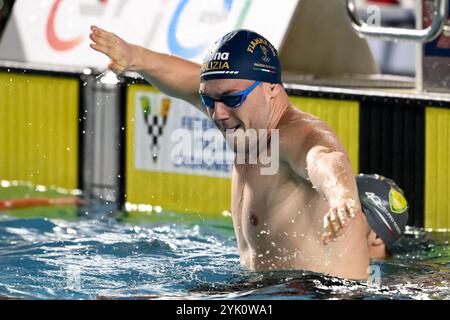 Simone Cerasuolo von GS Fiamme Oro feiert nach dem Gewinn der Goldmedaille im 100-m-Finale der Männer während der italienischen Schwimmwintermeisterschaften im Stadio del Nuoto in Riccione (Italien) am 14. November 2024. Stockfoto