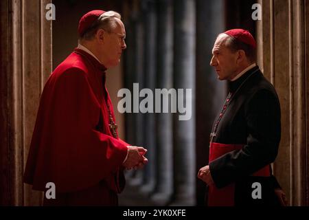 Konklave John Lithgow Und Ralph Fiennes Stockfoto