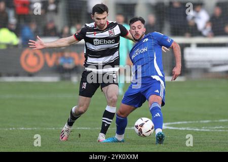 Diego de Girolamo aus Buxton wird von Toby Lees aus Darlington beim zweiten Spiel der Isuzu FA Trophy zwischen Darlington und Buxton in Blackwell Meadows, Darlington, am Samstag, den 16. November 2024, getastet. (Foto: Robert Smith | MI News) Credit: MI News & Sport /Alamy Live News Stockfoto