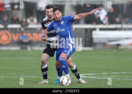 Diego de Girolamo aus Buxton wird von Toby Lees aus Darlington beim zweiten Spiel der Isuzu FA Trophy zwischen Darlington und Buxton in Blackwell Meadows, Darlington, am Samstag, den 16. November 2024, getastet. (Foto: Robert Smith | MI News) Credit: MI News & Sport /Alamy Live News Stockfoto