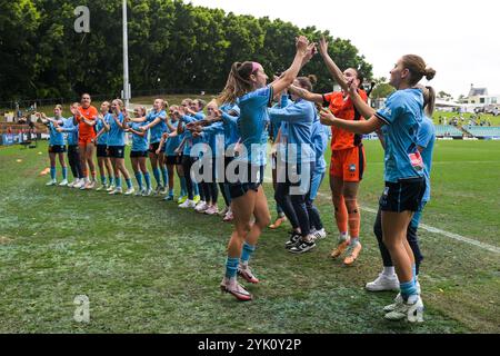 Lilyfield, New South Wales, Australien. November 2024. Das Team von Sydney FC winkte ihren Fans und Fans zu, nachdem es das dritte Spiel der A-League 2024/25 gegen Western Sydney Wanderers FC im Leichhardt Oval in Lilyfield, NSW, gewonnen hatte. Sydney FC gewann 1:0 gegen Western Sydney Wanderers. (Kreditbild: © Luis Veniegra/ZUMA Press Wire) NUR REDAKTIONELLE VERWENDUNG! Nicht für kommerzielle ZWECKE! Stockfoto