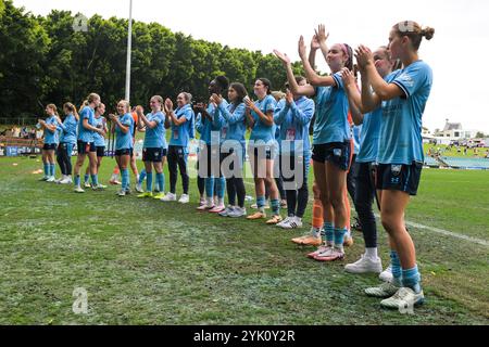 Lilyfield, New South Wales, Australien. November 2024. Das Team von Sydney FC winkte ihren Fans und Fans zu, nachdem es das dritte Spiel der A-League 2024/25 gegen Western Sydney Wanderers FC im Leichhardt Oval in Lilyfield, NSW, gewonnen hatte. Sydney FC gewann 1:0 gegen Western Sydney Wanderers. (Kreditbild: © Luis Veniegra/ZUMA Press Wire) NUR REDAKTIONELLE VERWENDUNG! Nicht für kommerzielle ZWECKE! Stockfoto