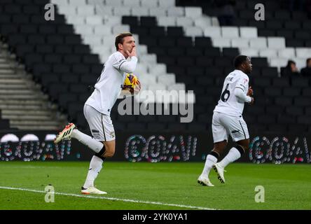 Milton Keynes Alex Gilbey feiert, nachdem er im Rahmen des Spiels der Sky Bet League Two im Stadium MK das erste Tor seiner Mannschaft erzielt hat. Bilddatum: Samstag, 16. November 2024. Stockfoto