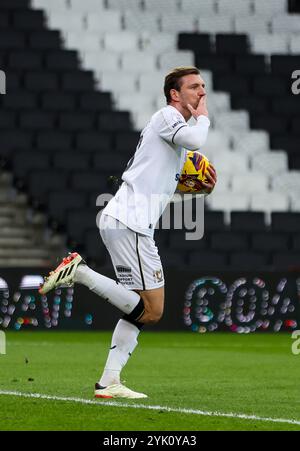 Milton Keynes Alex Gilbey feiert, nachdem er im Rahmen des Spiels der Sky Bet League Two im Stadium MK das erste Tor seiner Mannschaft erzielt hat. Bilddatum: Samstag, 16. November 2024. Stockfoto