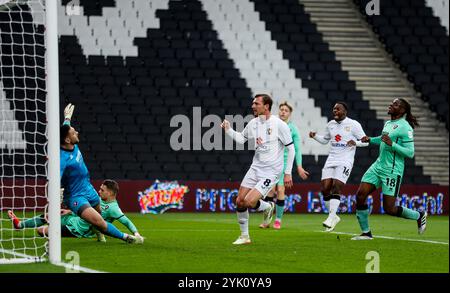 Milton Keynes Alex Gilbey feiert, nachdem er im Rahmen des Spiels der Sky Bet League Two im Stadium MK das erste Tor seiner Mannschaft erzielt hat. Bilddatum: Samstag, 16. November 2024. Stockfoto