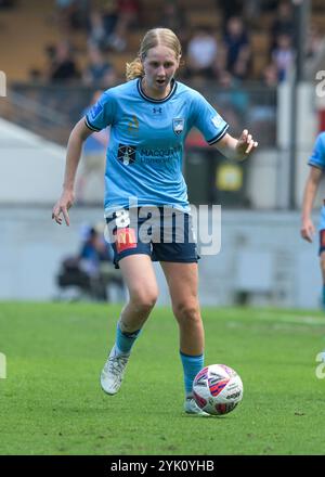 Lilyfield, New South Wales, Australien. November 2024. HANA ANN LOWRY von Sydney FC dribbelt den Ball während des dritten Spiels der A-League 2024/25 gegen Western Sydney Wanderers FC, das im Leichhardt Oval in Lilyfield, NSW, ausgetragen wird. Sydney FC gewann 1:0 gegen Western Sydney Wanderers. (Kreditbild: © Luis Veniegra/ZUMA Press Wire) NUR REDAKTIONELLE VERWENDUNG! Nicht für kommerzielle ZWECKE! Stockfoto