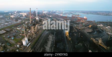 Blick auf ein großes Stahlwerk in Ijmuiden, Niederlande Stockfoto