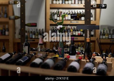 Weinkeller mit Holzmöbeln und Flaschen Rot- und Weißwein Stockfoto
