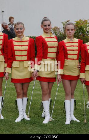 22. Mai 2005, Albena Resort-Bulgarien, Nina Chilova, bulgrinische Ministerin für Kultur und Tourismus bei der offiziellen Eröffnung der bulgrinischen Sommersaison 2005, Tänzerin in traditioneller nationaler Kleidung, Bulgrain hat Parlamentswahlen im Juni 2005 und Kandidat für die Mitgliedschaft in der Europäischen Union im Jahr 2007, (Foto: Francis Dean/Dean Pictures) nicht für kommerzielle Zwecke. Stockfoto