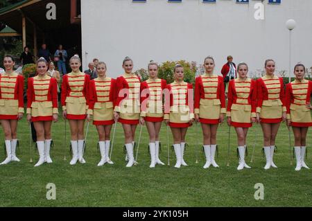 22. Mai 2005, Albena Resort-Bulgarien, Nina Chilova, bulgrinische Ministerin für Kultur und Tourismus bei der offiziellen Eröffnung der bulgrinischen Sommersaison 2005, Tänzerin in traditioneller nationaler Kleidung, Bulgrain hat Parlamentswahlen im Juni 2005 und Kandidat für die Mitgliedschaft in der Europäischen Union im Jahr 2007, (Foto: Francis Dean/Dean Pictures) nicht für kommerzielle Zwecke. Stockfoto