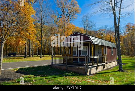 Ein kleines Lagergebäude in einem Stadtpark in einem Vorort in Cleveland, Ohio, inmitten von Herbstfarben an einem hellen sonnigen Morgen Stockfoto