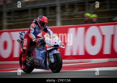 Marc Marquez aus Spanien fährt für die Gresini Racing MotoGP, die während des Freitagstrainings des Motul Solidarity Grand Prix von Barcelona C im Einsatz war Stockfoto