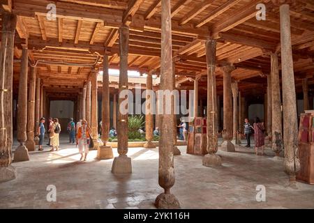 Chiwa, Usbekistan; 21. September 2024: Das ruhige und historische Innere der Juma-Moschee in der Altstadt von Chiwa, Usbekistan. Stockfoto