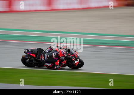 Maverick Vinales aus Spanien reitet für Aprilia Racing, das während des Freitags-Trainings des Motul Solidarity Grand Prix des Barcelona Circ in Aktion war Stockfoto