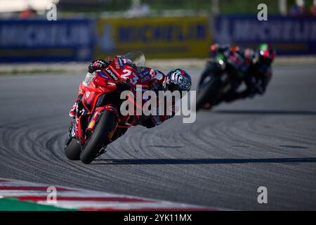 Enea Bastianini aus Italien reitet für das Ducati Lenovo Team, das während der Qualifikation der MotoGP des Motul Solidarity Grand Prix von in Aktion war Stockfoto