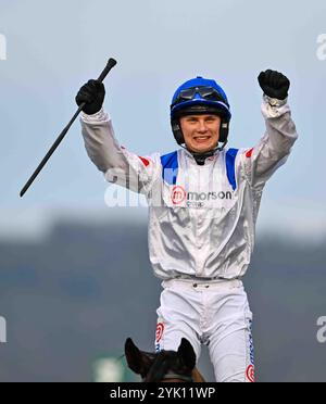 Cheltenham, Großbritannien. November 2024. Freddie Gingell feiert nach dem Gewinn der Paddy Power Gold Cup Handicap Turmjase 2,20 auf dem Il Ridoto auf der Cheltenham Racecourse, Cheltenham Picture von Paul Blake/Alamy Images 11/2024 Stockfoto