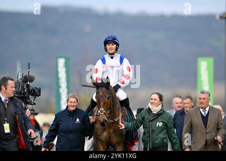 Cheltenham, Großbritannien. November 2024. Freddie Gingell (Jockey) feiert nach dem Gewinn des Paddy Power Gold Cup Handicap Steeple Chase 2,20 auf der Cheltenham Racecourse, Cheltenham Picture von Paul Blake/Alamy Images 11/2024 Stockfoto