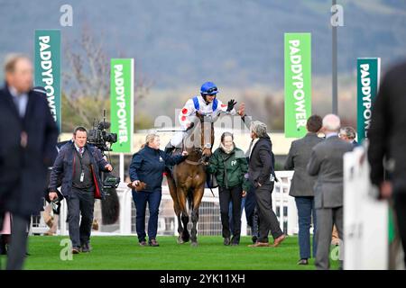 Cheltenham, Großbritannien. November 2024. Freddie Gingell (Jockey) feiert mit Verbindungen nach dem Gewinn des Paddy Power Gold Cup Handicap Turmjase 2,20 auf der Cheltenham Racecourse, Cheltenham Picture von Paul Blake/Alamy Images 11/2024 Stockfoto