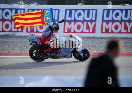 Alex Marquez aus Spanien fährt für Gresini Racing die MotoGP feiert mit der valencianischen Flagge während des Sprint-Rennens des Motul Solidarity Grand Prix von Stockfoto