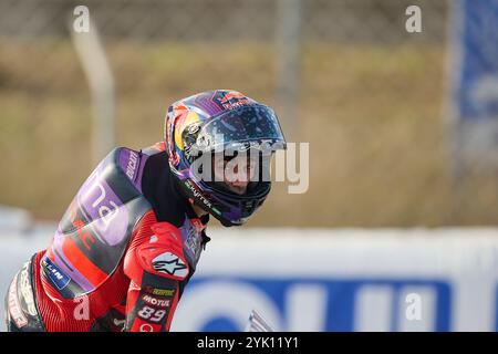 Jorge Martin aus Spanien fährt für Prima Pramac Racing und feiert seinen dritten Platz vor seinen Fans beim Sprint-Rennen der Motul Solidarity Stockfoto