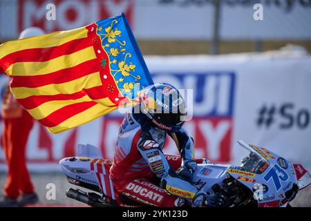 Alex Marquez aus Spanien fährt für Gresini Racing die MotoGP feiert mit der valencianischen Flagge während des Sprint-Rennens des Motul Solidarity Grand Prix von Stockfoto