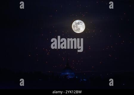 Chiang Mai, Thailand. November 2024. Der Vollmond erhebt sich hinter dem Buddha's Footprint von Yonok City, begleitet von schwimmenden Lannas-Laternen am Loy Krathong Day im Wat Phra That Doi Saket. (Credit Image: © Pongmanat Tasiri/SOPA Images via ZUMA Press Wire) NUR REDAKTIONELLE VERWENDUNG! Nicht für kommerzielle ZWECKE! Stockfoto