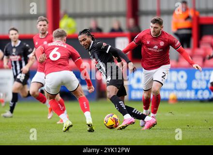 Notts County Jevani Brown (Mitte) und Crewe Alexandras Ryan Cooney (rechts) und Max Sanders (links) kämpfen um den Ball während des Spiels der Sky Bet League Two im Mornflake Stadium in Crewe. Bilddatum: Samstag, 16. November 2024. Stockfoto