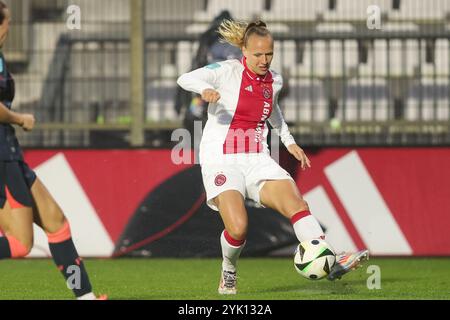 Amsterdam, Niederlande. November 2024. AMSTERDAM, NIEDERLANDE - 16. NOVEMBER: Tiny Hoekstra of Ajax schießt den Ball während des Azerion Vrouwen Eredivisie Spiels zwischen Ajax und FC Utrecht im Sportpark de Toekomst am 16. November 2024 in Amsterdam. (Foto von Hans van der Valk/Orange Pictures) Credit: Orange Pics BV/Alamy Live News Stockfoto