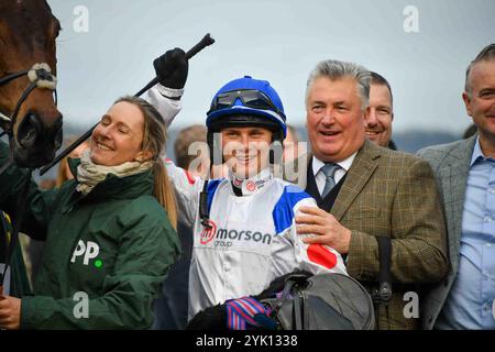 Cheltenham, Großbritannien. November 2024. Freddie Gingell (Jockey) feiert mit Verbindungen wie Trainer Paul Nicholls (Anzug und Krawatte), nachdem er 2,20 den Paddy Power Gold Cup Handicap Turmjase auf der Cheltenham Racecourse, Cheltenham Picture von Paul Blake/Alamy Images 11/2024 gewonnen hat Stockfoto