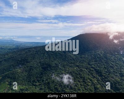 Mombacho Vulkan auf Granada Hintergrund Drohnenansicht Stockfoto