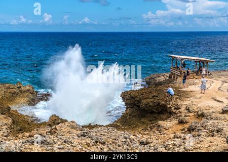 Boka Pistol ist eine kleine felsige Bucht, in der normale Wellen mit einem Knall einen hohen Sprühbrunnen erzeugen. Weg naar Westpunt, Zorgvlied, Curacao, Kòrsou Stockfoto