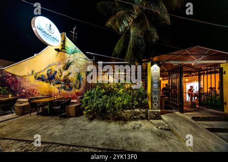 Der bekannte Künstler Francis Sling schuf die Wandmalereien in der MosaCaña Bar & Kitchen auf der Penstraat 41, Willemstad, Curacao, Kòrsou Stockfoto