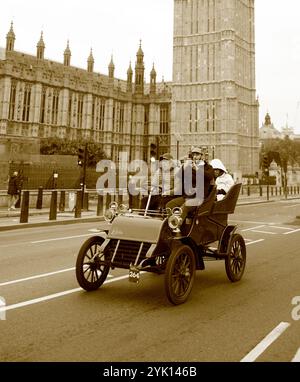 Sepia 1904 Cadillac London Nach Brighton Veteran Car Run Westminster Bridge London Stockfoto