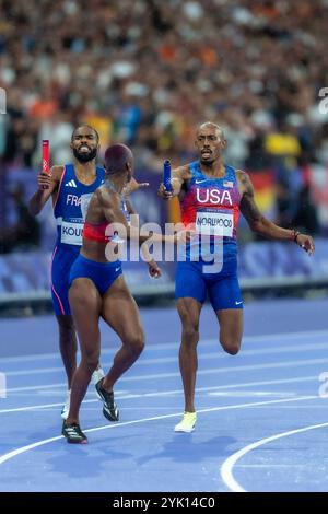 USA Vernon Norwood tritt an Shamier Little, während er bei den Olympischen Sommerspielen 2024 4 x 400 Meter Staffelfinale mischte. Stockfoto