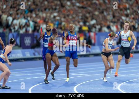 Die USA Vernon Norwood geht an Shamier Little und die belgische Alexander Doom an Helena Ponette, während er das Staffelfinale von 4 x 400 Metern im Staffelfinale mischte Stockfoto