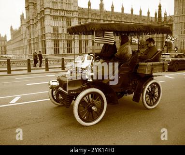 Sepia 1904 Cadillac London Nach Brighton Veteran Car Run Westminster Bridge London Stockfoto