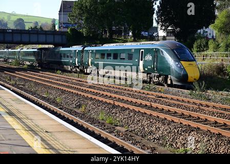 Der Intercity Express-Zug 802106 fährt zum Bahnhof Totnes. Der nachfahrende Kraftwagen (nicht sichtbar) zeigt eine Sonderlackierung von Paddington in Peru. Stockfoto